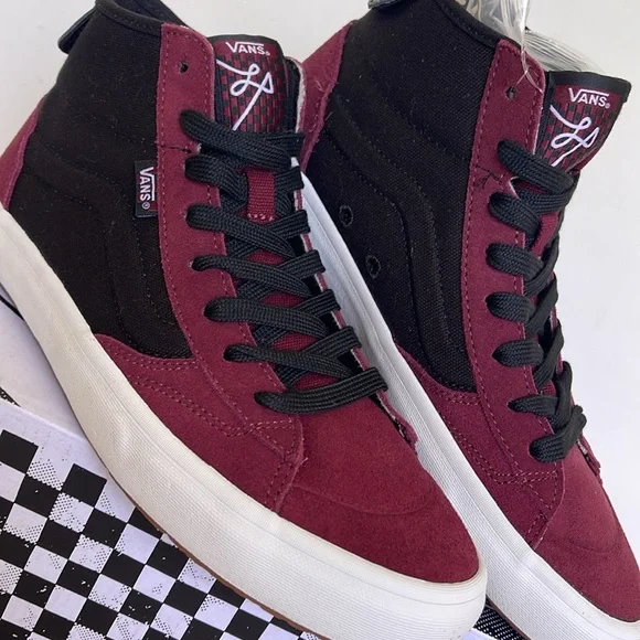 Vans WMNS The Lizzie Port/Black
VN0A4BX102Y
Sneakers - Picture 7 of 16